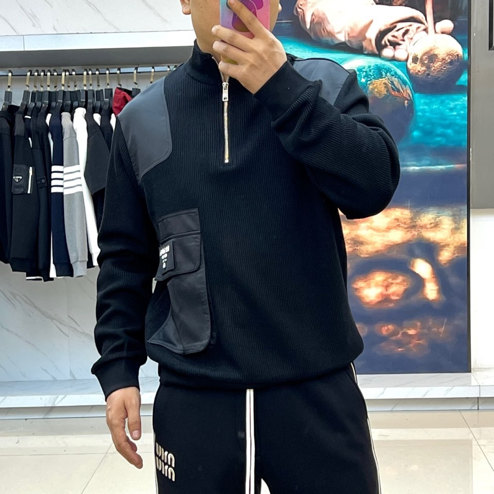 Prad普拉、2025秋冬新品 男士PRADA立领针织卫衣，这款黑色卫衣采用立领半拉链设计，肩部创新运用