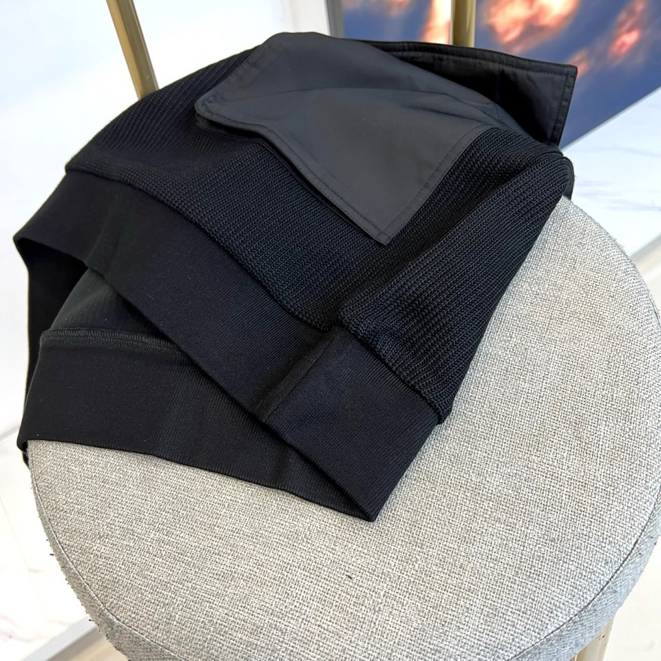 Prad普拉、2025秋冬新品 男士PRADA立领针织卫衣，这款黑色卫衣采用立领半拉链设计，肩部创新运用