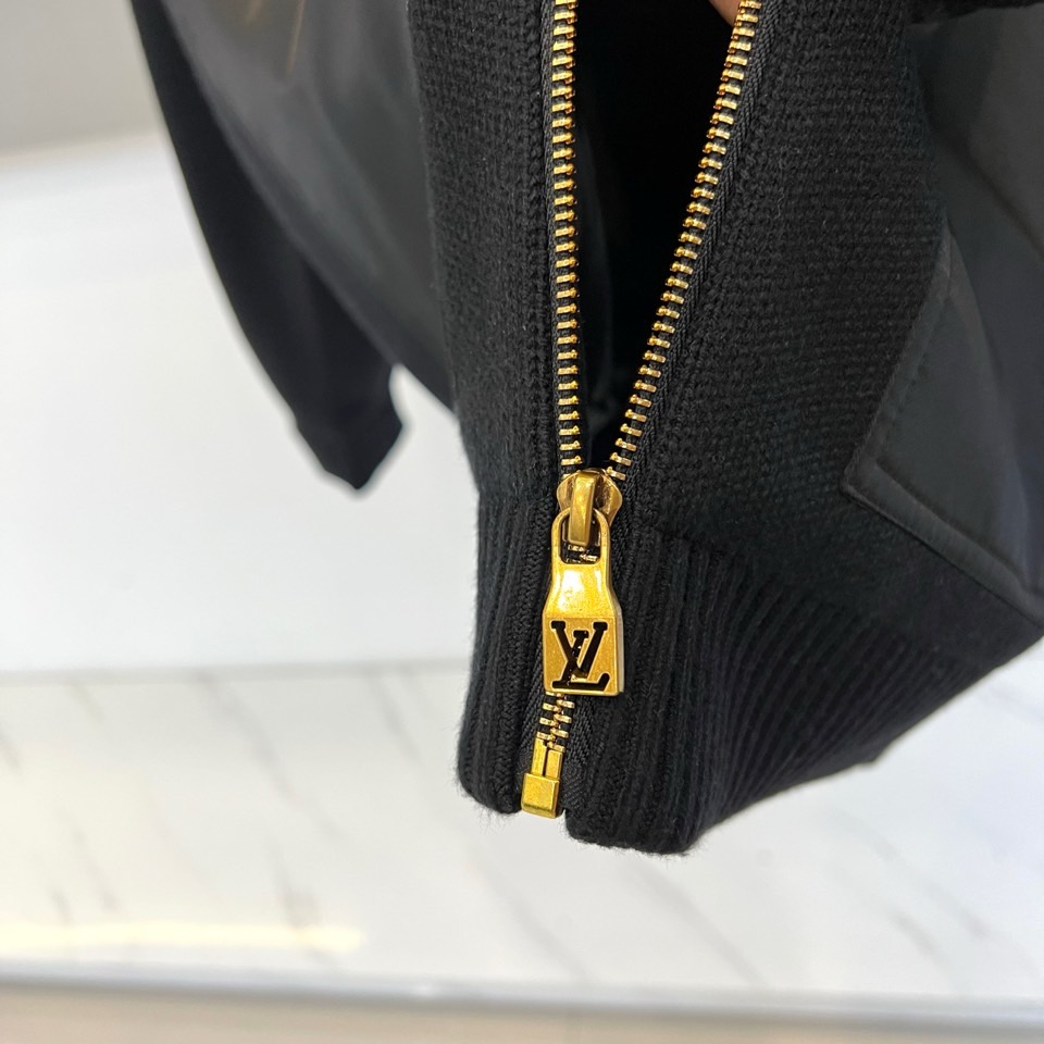 1v威登、2025秋冬新品 |LV双色针织夹克，这款夹克以独具匠心的双色拼接设计诠释现代美学，米白色上段