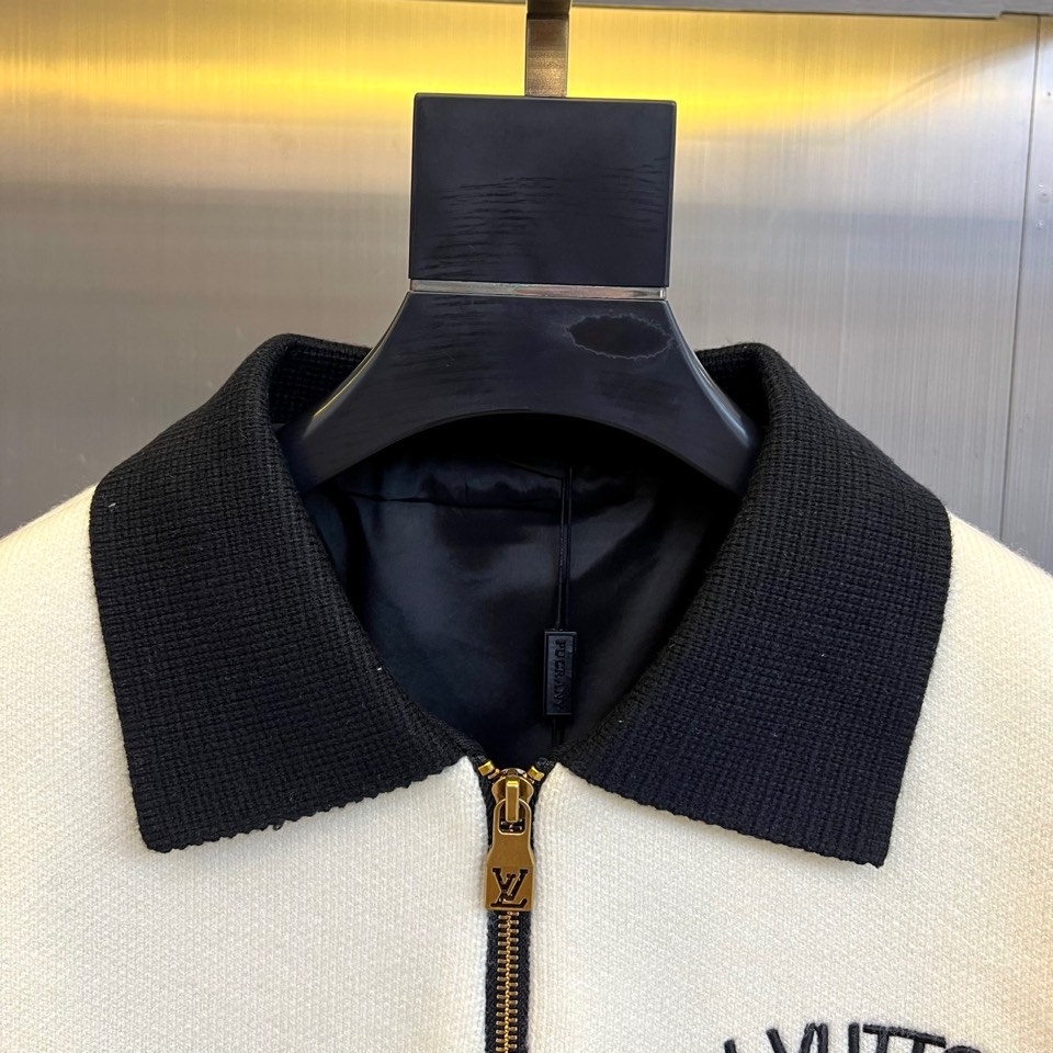 1v威登、2025秋冬新品 |LV双色针织夹克，这款夹克以独具匠心的双色拼接设计诠释现代美学，米白色上段