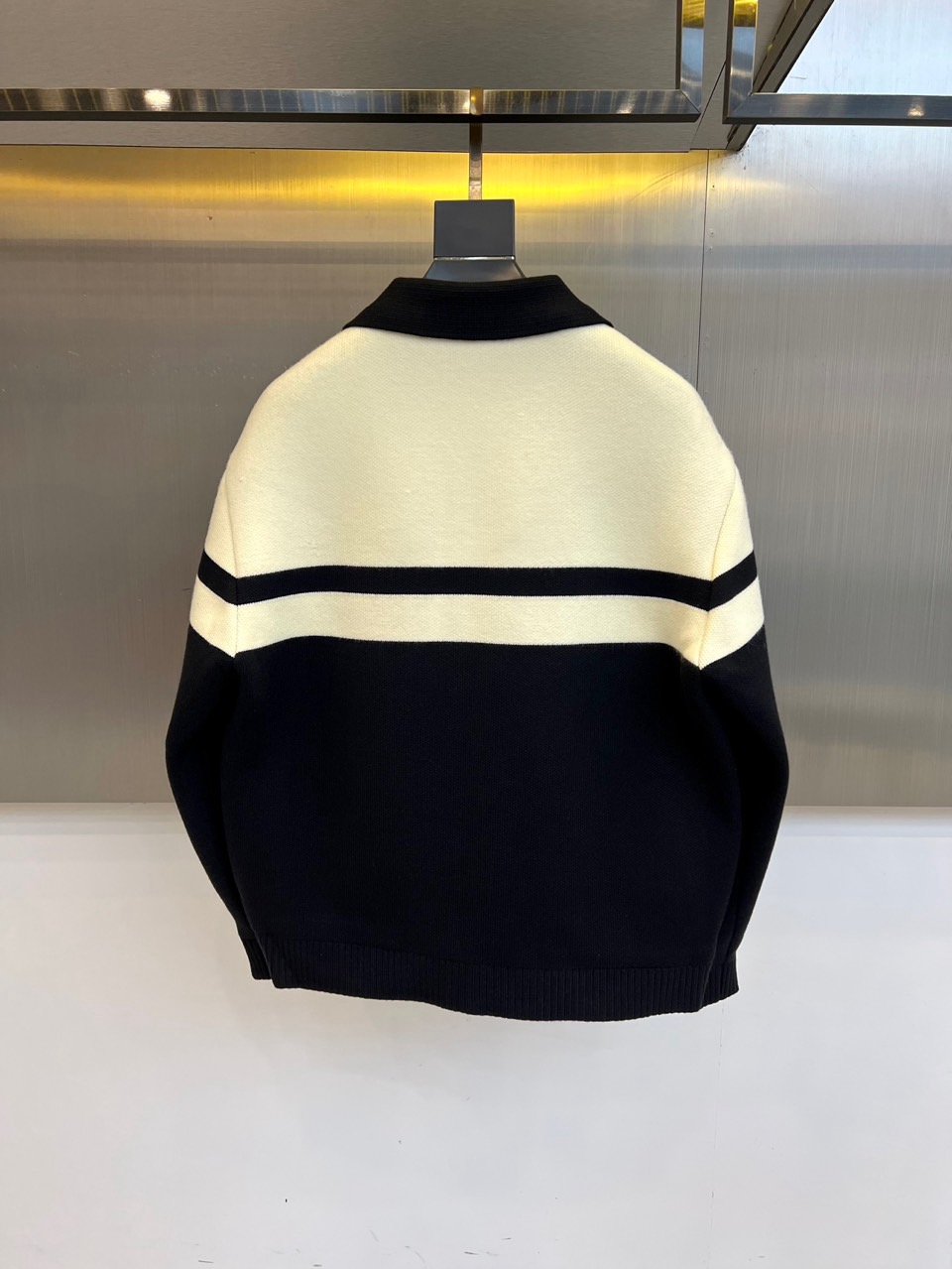 1v威登、2025秋冬新品 |LV双色针织夹克，这款夹克以独具匠心的双色拼接设计诠释现代美学，米白色上段