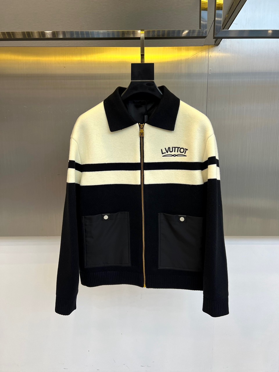 1v威登、2025秋冬新品 |LV双色针织夹克，这款夹克以独具匠心的双色拼接设计诠释现代美学，米白色上段