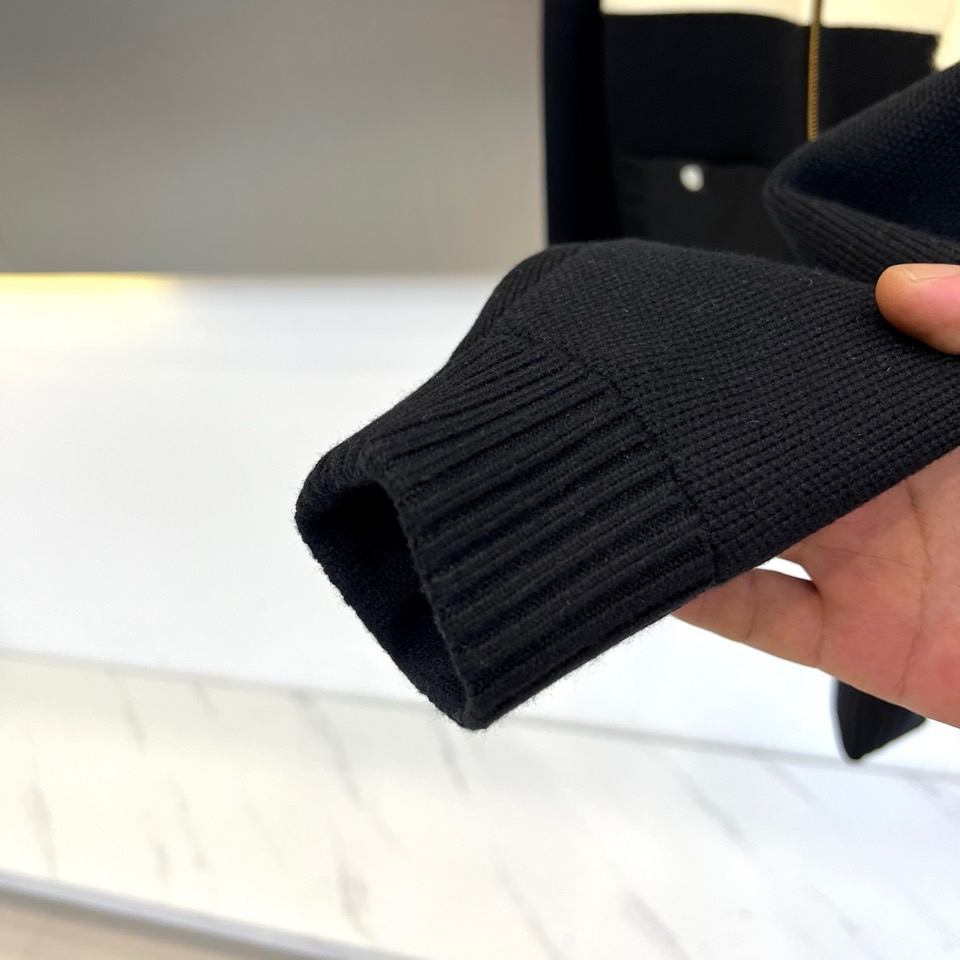 1v威登、2025秋冬新品 |LV双色针织夹克，这款夹克以独具匠心的双色拼接设计诠释现代美学，米白色上段