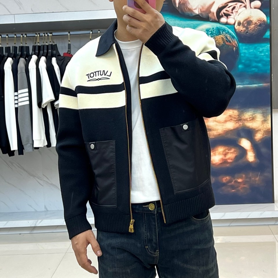 1v威登、2025秋冬新品 |LV双色针织夹克，这款夹克以独具匠心的双色拼接设计诠释现代美学，米白色上段