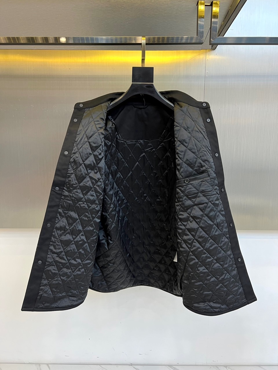 Dio迪奥、2025秋冬新品CD工装风衬衫棉服外套，这款外套融合工装元素与高端时装质感，采用挺括的棉质面