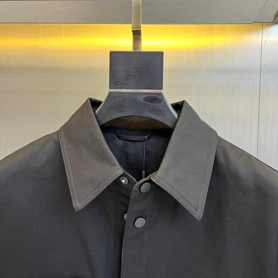 Dio迪奥、2025秋冬新品CD工装风衬衫棉服外套，这款外套融合工装元素与高端时装质感，采用挺括的棉质面