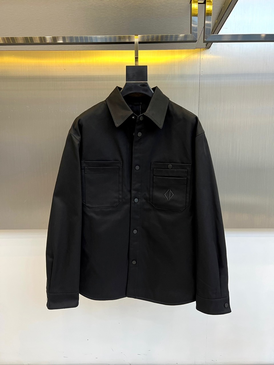 Dio迪奥、2025秋冬新品CD工装风衬衫棉服外套，这款外套融合工装元素与高端时装质感，采用挺括的棉质面