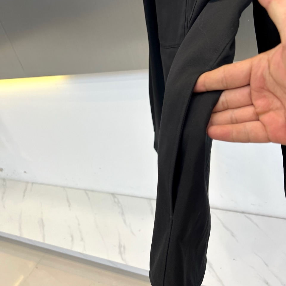 Dio迪奥、2025秋冬新品CD工装风衬衫棉服外套，这款外套融合工装元素与高端时装质感，采用挺括的棉质面