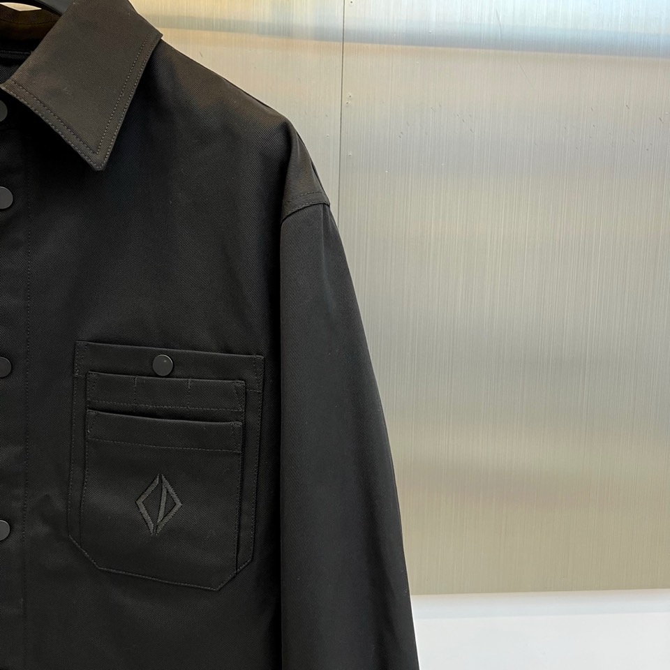 Dio迪奥、2025秋冬新品CD工装风衬衫棉服外套，这款外套融合工装元素与高端时装质感，采用挺括的棉质面