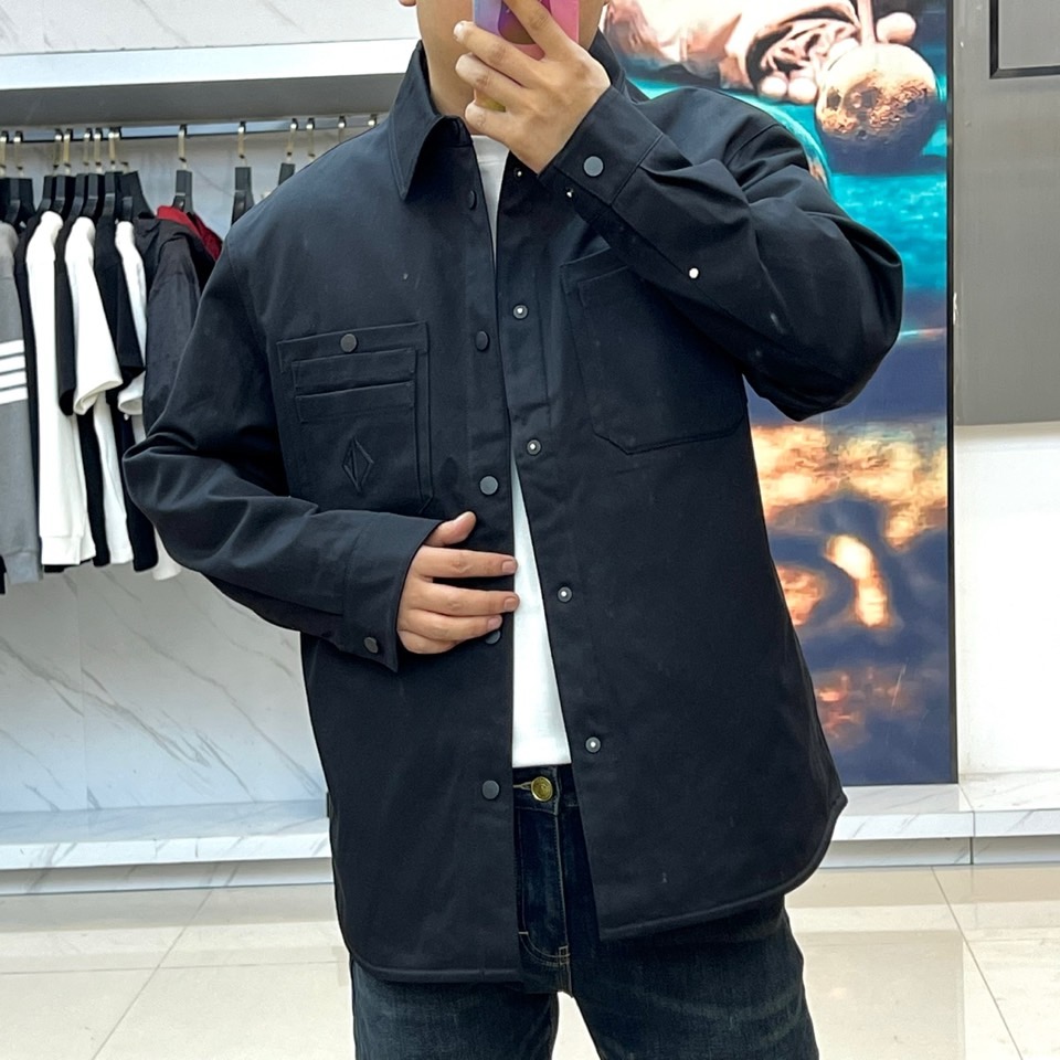 Dio迪奥、2025秋冬新品CD工装风衬衫棉服外套，这款外套融合工装元素与高端时装质感，采用挺括的棉质面