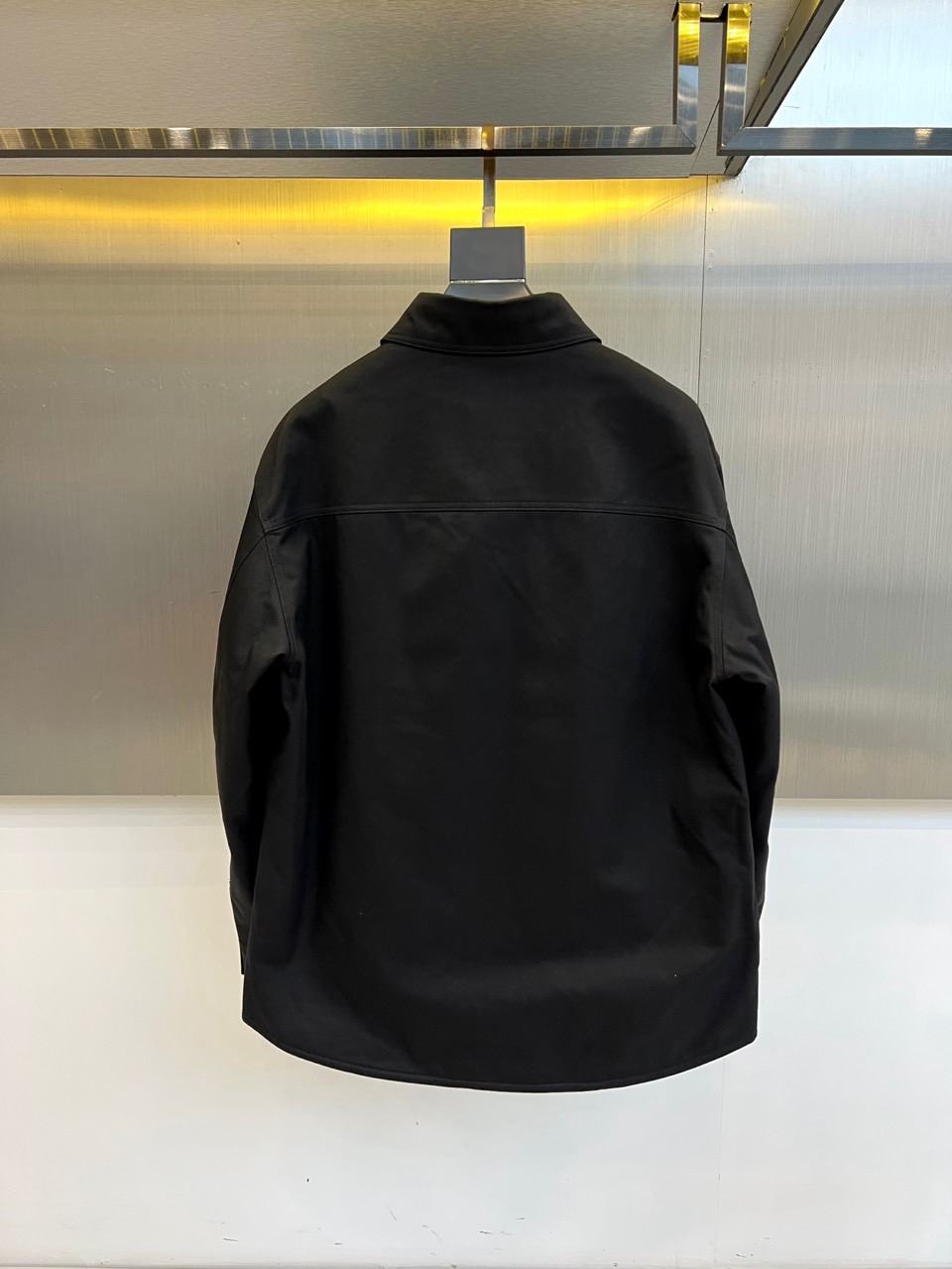 Dio迪奥、2025秋冬新品CD工装风衬衫棉服外套，这款外套融合工装元素与高端时装质感，采用挺括的棉质面