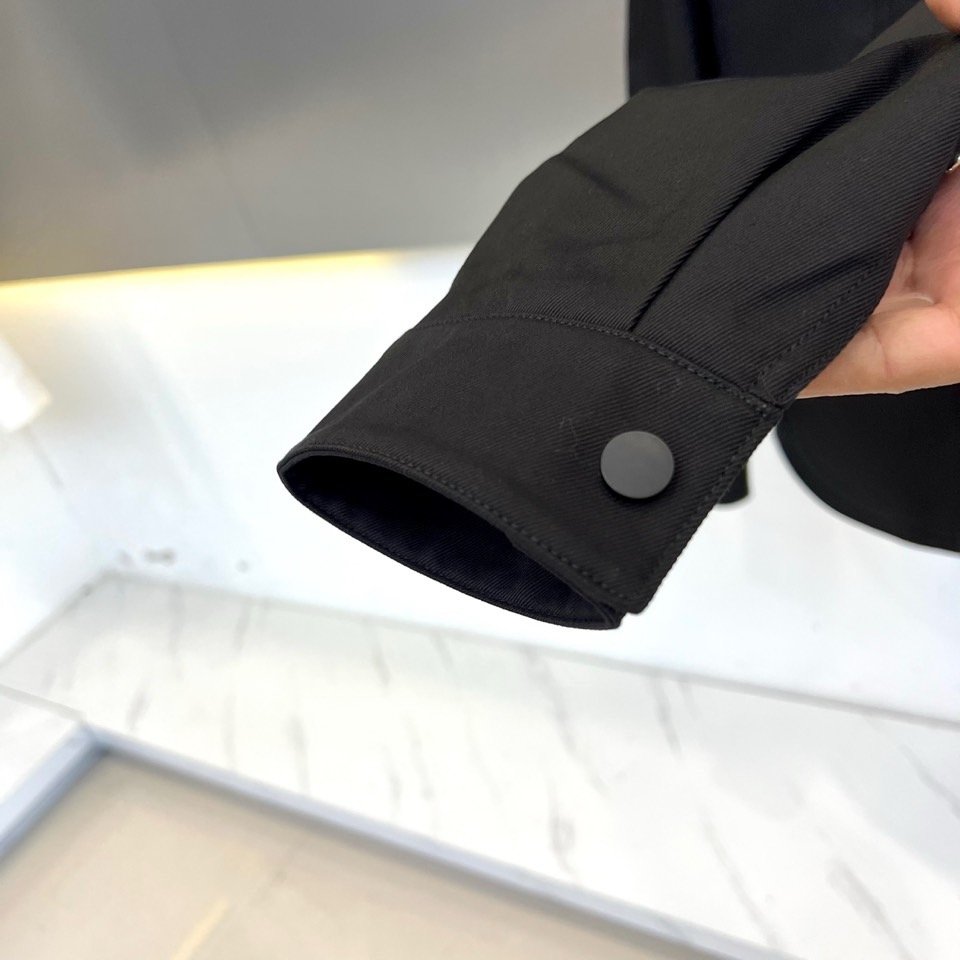 Dio迪奥、2025秋冬新品CD工装风衬衫棉服外套，这款外套融合工装元素与高端时装质感，采用挺括的棉质面