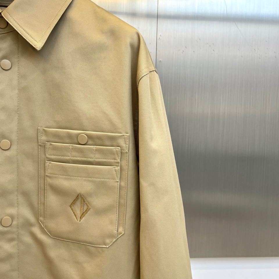 Dio迪奥、2025秋冬新品CD工装风衬衫棉服外套，这款外套融合工装元素与高端时装质感，采用挺括的棉质面