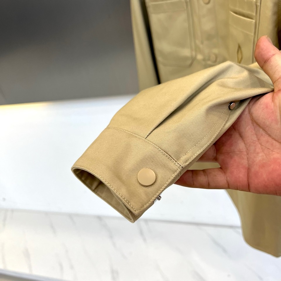 Dio迪奥、2025秋冬新品CD工装风衬衫棉服外套，这款外套融合工装元素与高端时装质感，采用挺括的棉质面