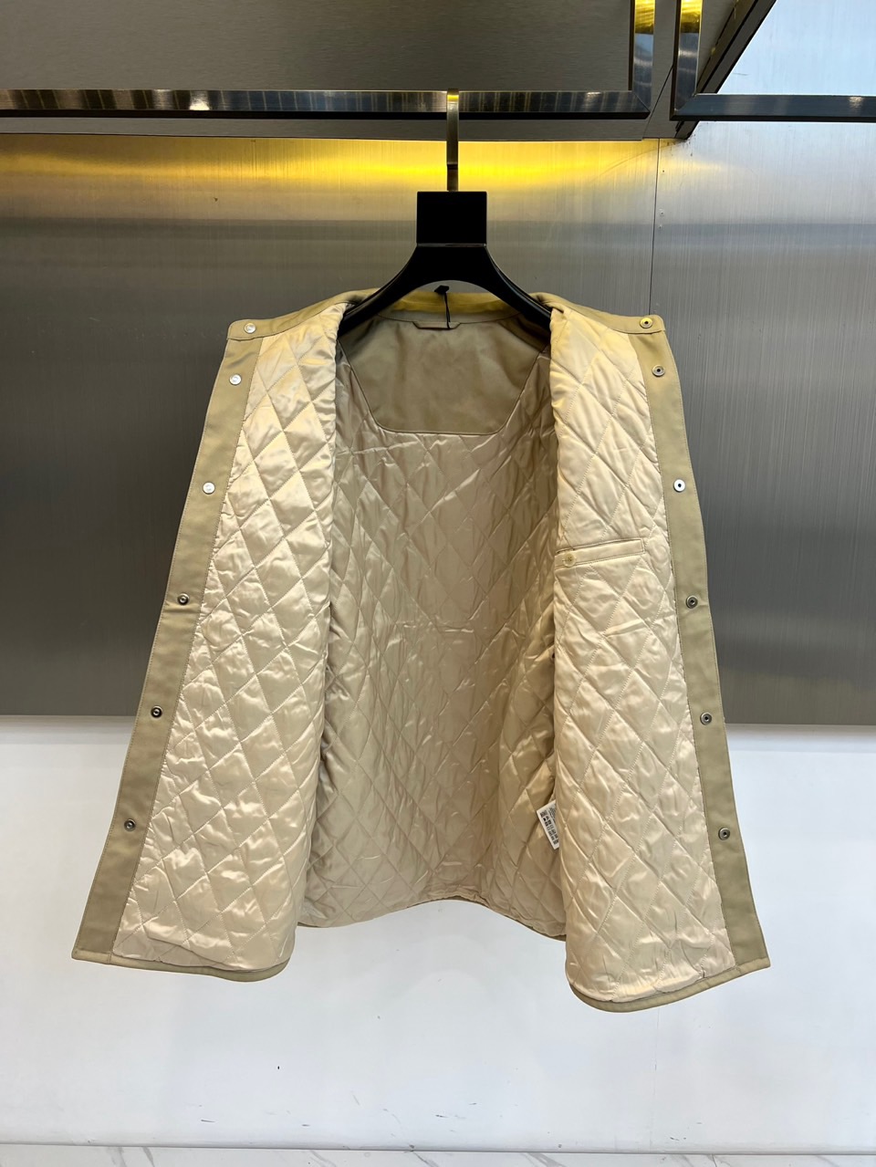 Dio迪奥、2025秋冬新品CD工装风衬衫棉服外套，这款外套融合工装元素与高端时装质感，采用挺括的棉质面