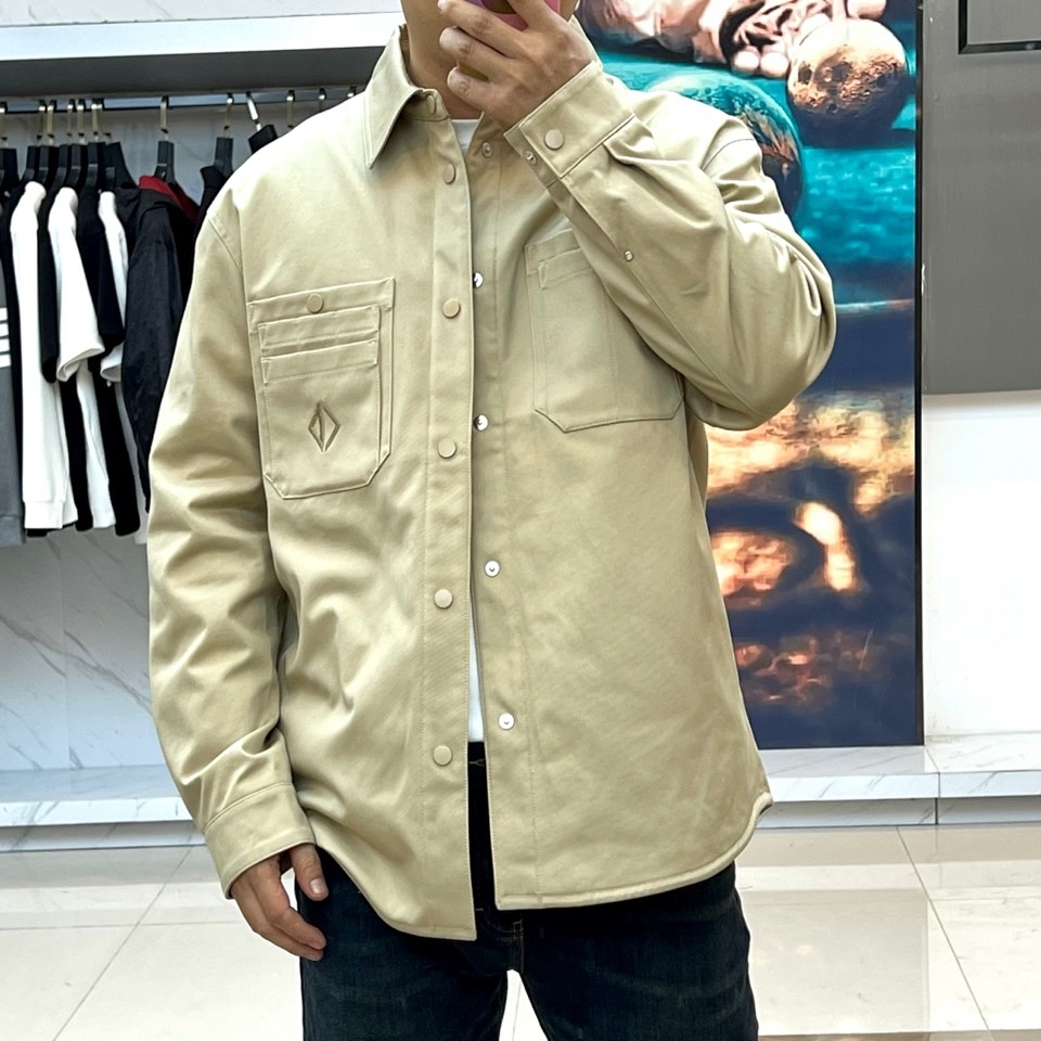 Dio迪奥、2025秋冬新品CD工装风衬衫棉服外套，这款外套融合工装元素与高端时装质感，采用挺括的棉质面