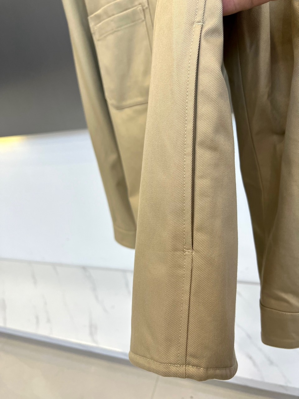 Dio迪奥、2025秋冬新品CD工装风衬衫棉服外套，这款外套融合工装元素与高端时装质感，采用挺括的棉质面