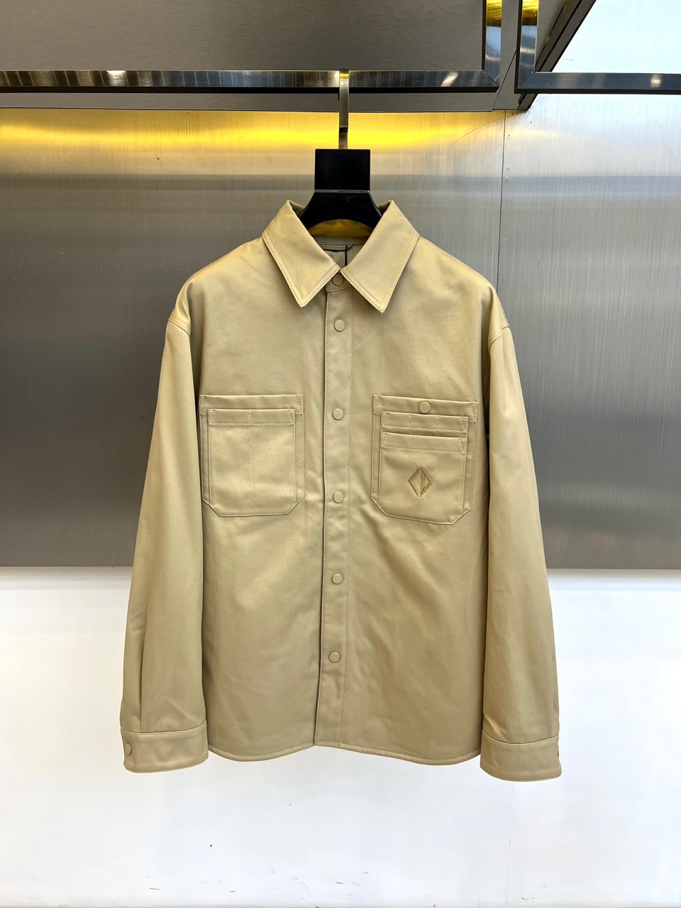 Dio迪奥、2025秋冬新品CD工装风衬衫棉服外套，这款外套融合工装元素与高端时装质感，采用挺括的棉质面