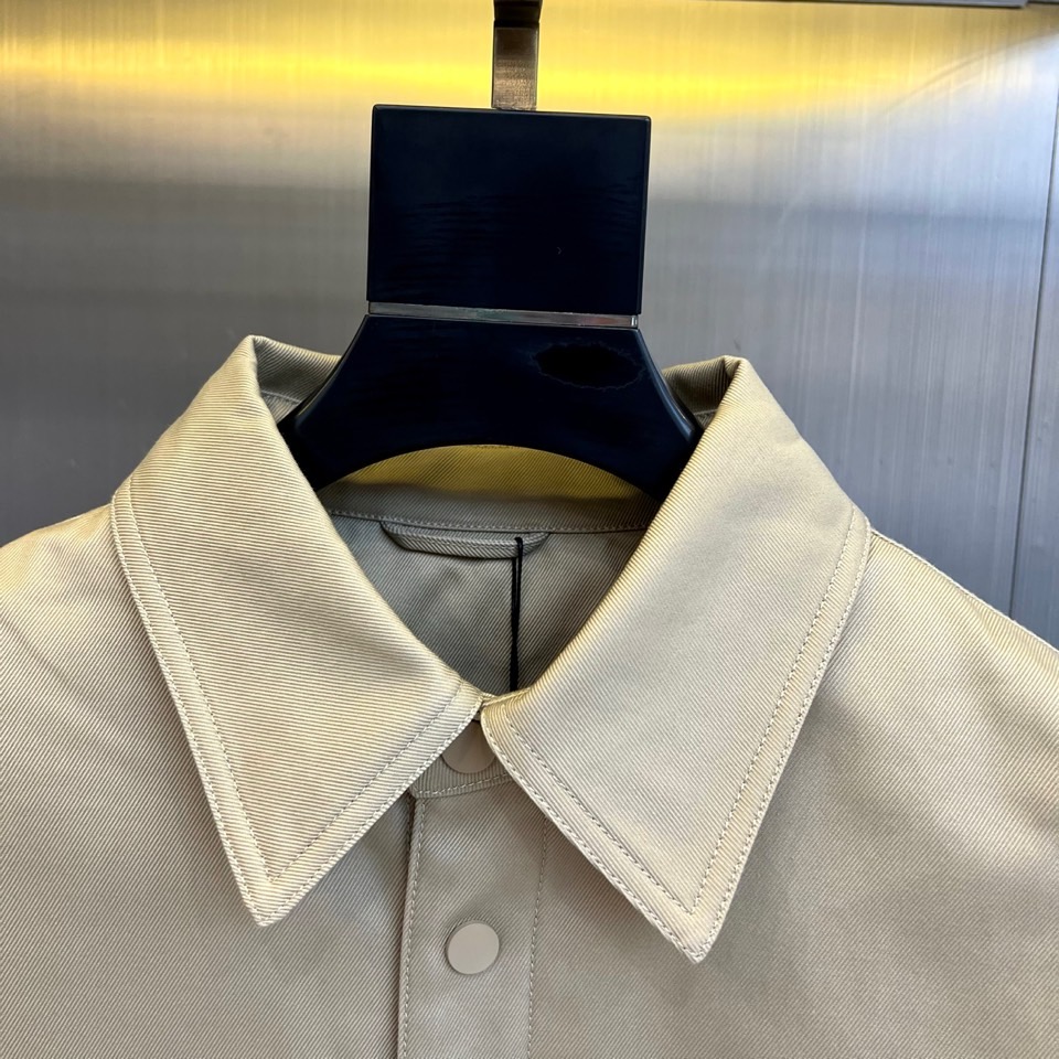 Dio迪奥、2025秋冬新品CD工装风衬衫棉服外套，这款外套融合工装元素与高端时装质感，采用挺括的棉质面