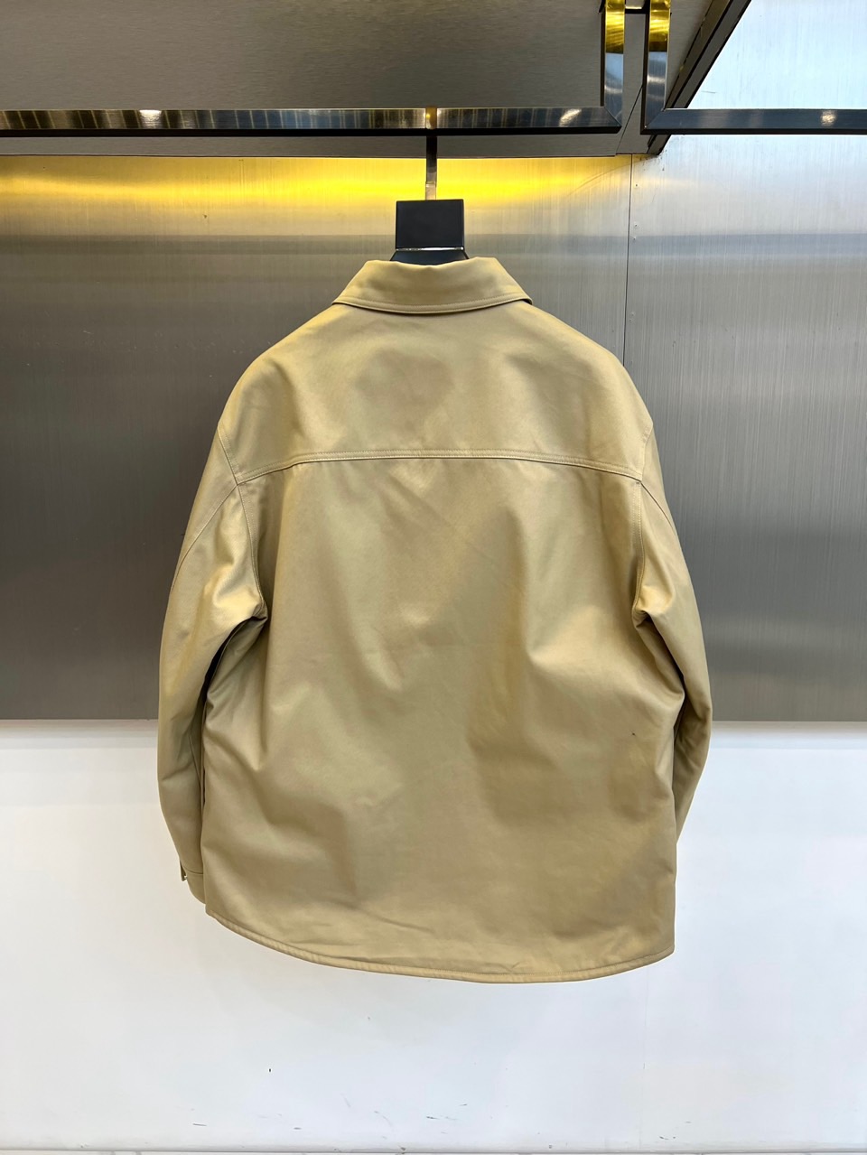 Dio迪奥、2025秋冬新品CD工装风衬衫棉服外套，这款外套融合工装元素与高端时装质感，采用挺括的棉质面