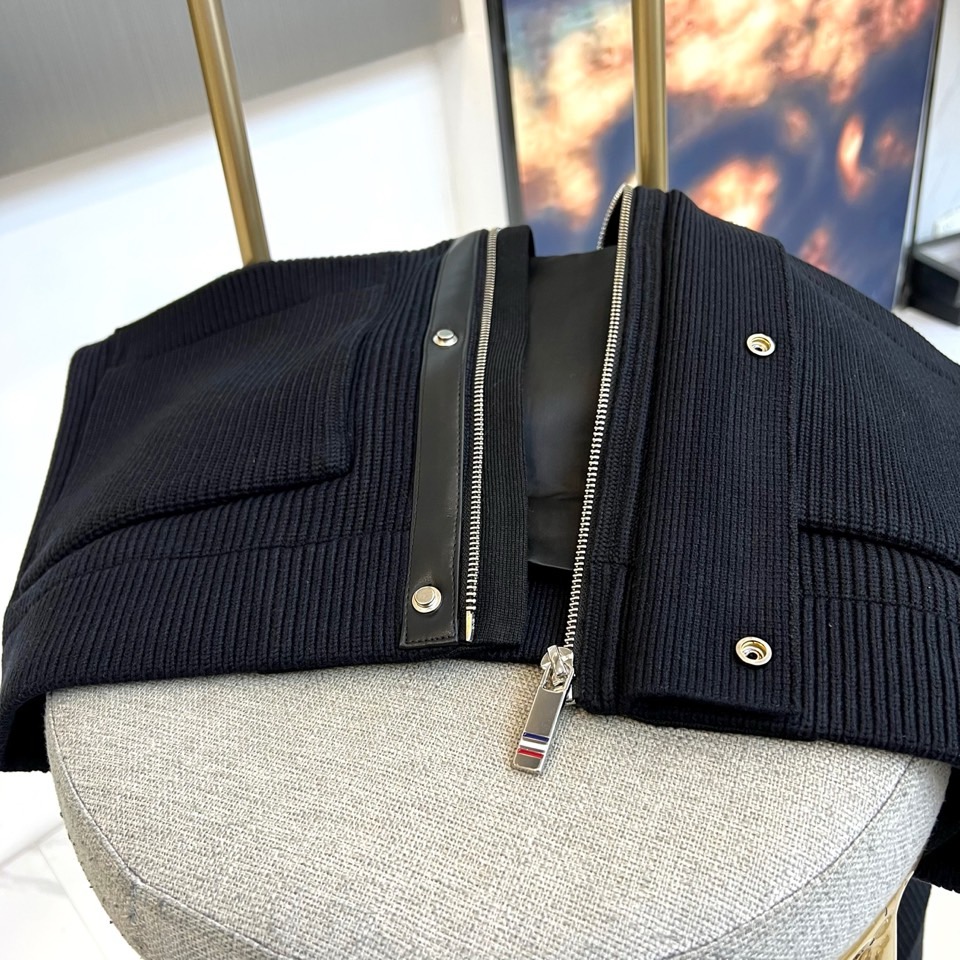 Thom Browne 汤姆布朗、2025秋冬新品黑色针织外套，以品牌标志性的简约剪裁与精致细节呈现高级