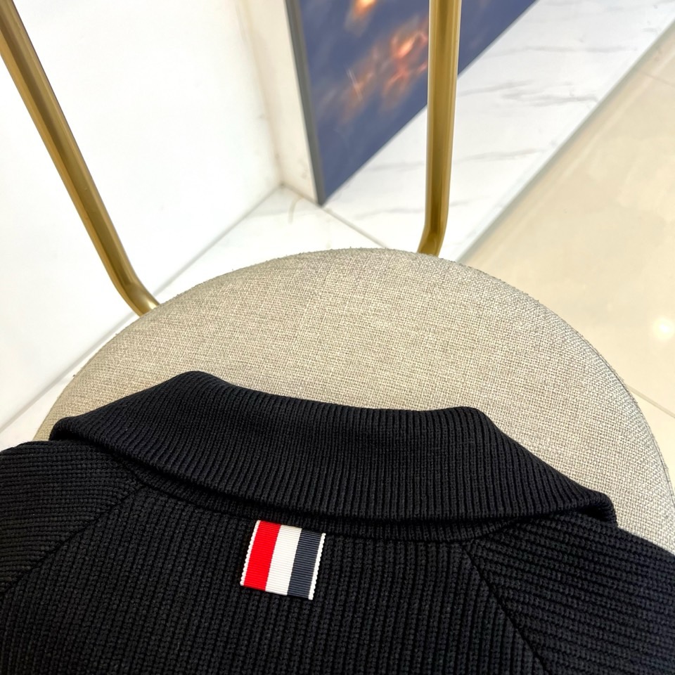 Thom Browne 汤姆布朗、2025秋冬新品黑色针织外套，以品牌标志性的简约剪裁与精致细节呈现高级