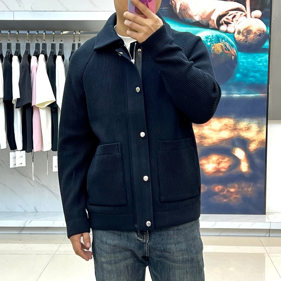 Thom Browne 汤姆布朗、2025秋冬新品黑色针织外套，以品牌标志性的简约剪裁与精致细节呈现高级