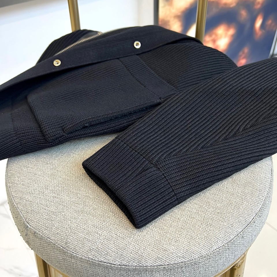 Thom Browne 汤姆布朗、2025秋冬新品黑色针织外套，以品牌标志性的简约剪裁与精致细节呈现高级