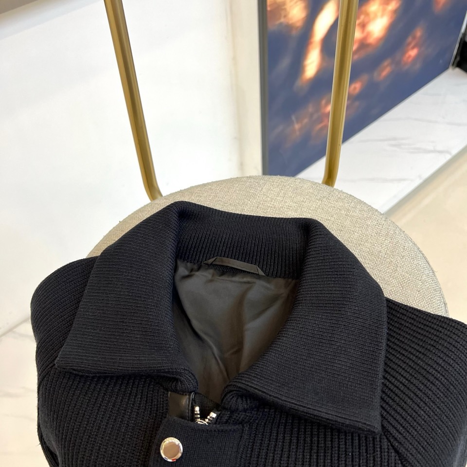 Thom Browne 汤姆布朗、2025秋冬新品黑色针织外套，以品牌标志性的简约剪裁与精致细节呈现高级