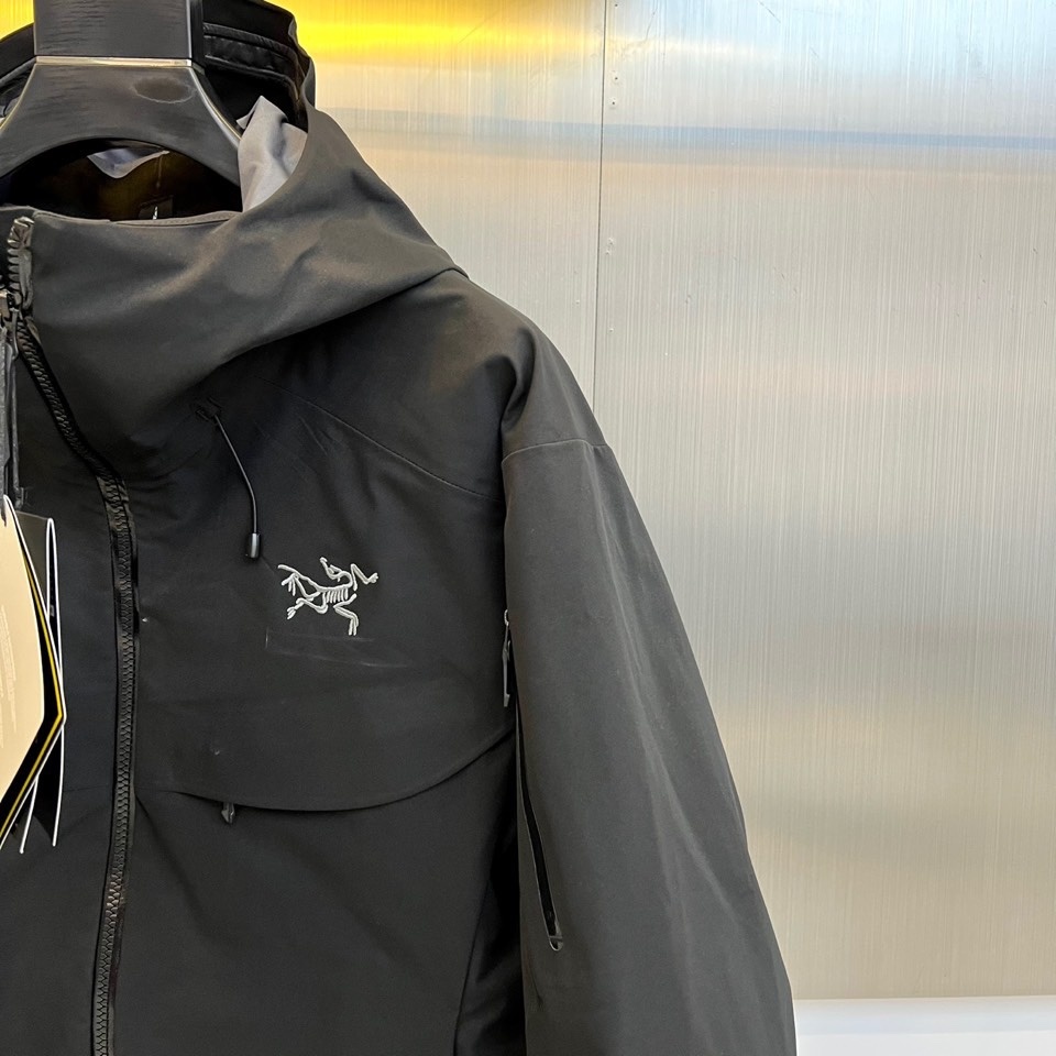 ARC'TERYX 始祖鸟、2025秋冬新品冲锋衣,以极简设计诠释专业户外美学。这款冲锋衣采用高性能防风
