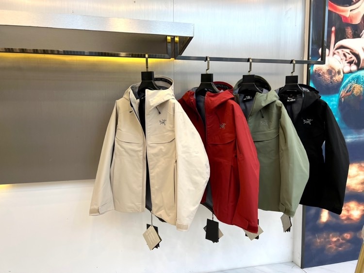 ARC'TERYX 始祖鸟、2025秋冬新品冲锋衣,以极简设计诠释专业户外美学。这款冲锋衣采用高性能防风