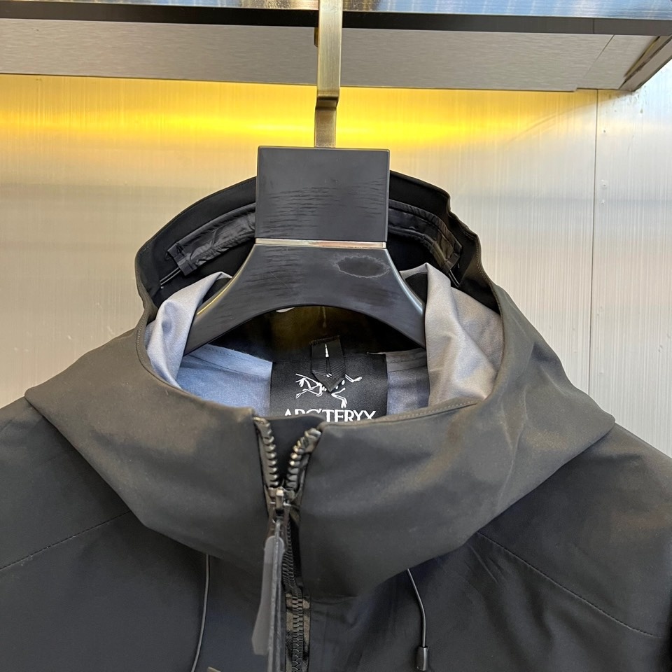 ARC'TERYX 始祖鸟、2025秋冬新品冲锋衣,以极简设计诠释专业户外美学。这款冲锋衣采用高性能防风