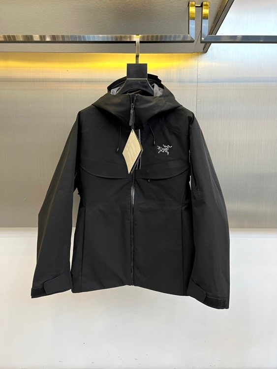 ARC'TERYX 始祖鸟、2025秋冬新品冲锋衣,以极简设计诠释专业户外美学。这款冲锋衣采用高性能防风