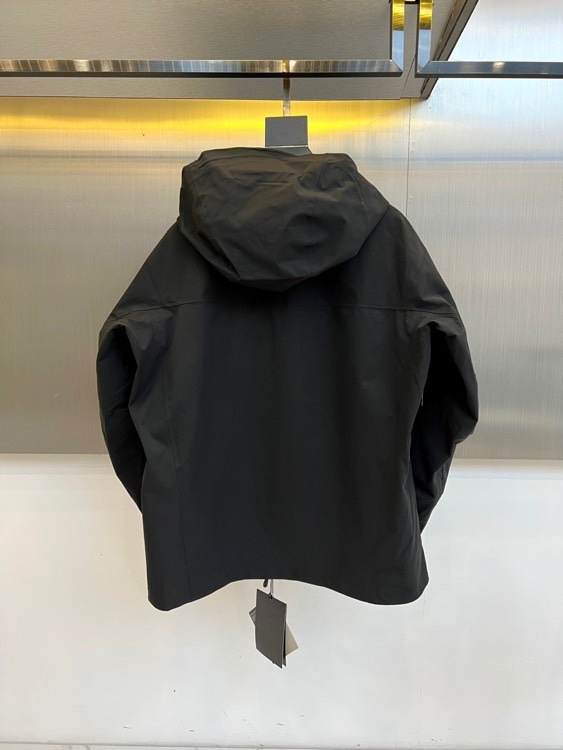 ARC'TERYX 始祖鸟、2025秋冬新品冲锋衣,以极简设计诠释专业户外美学。这款冲锋衣采用高性能防风