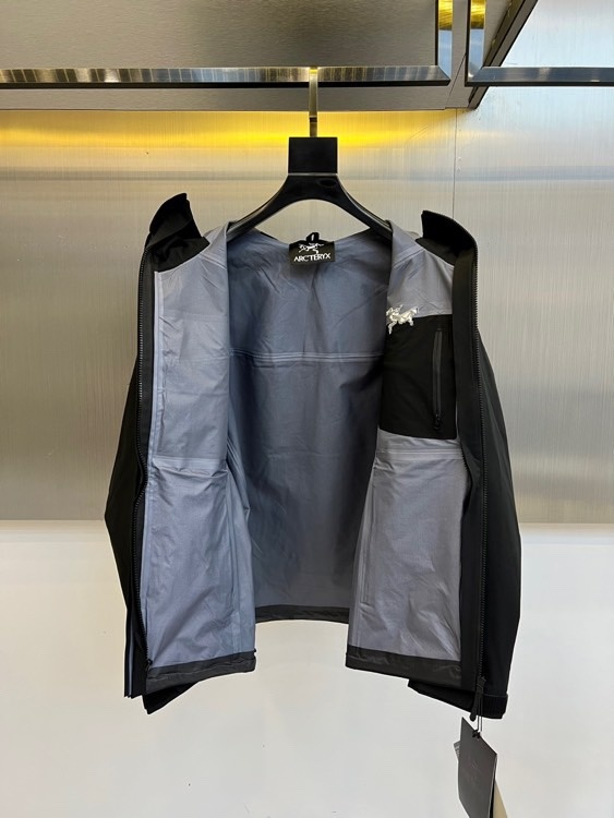 ARC'TERYX 始祖鸟、2025秋冬新品冲锋衣,以极简设计诠释专业户外美学。这款冲锋衣采用高性能防风