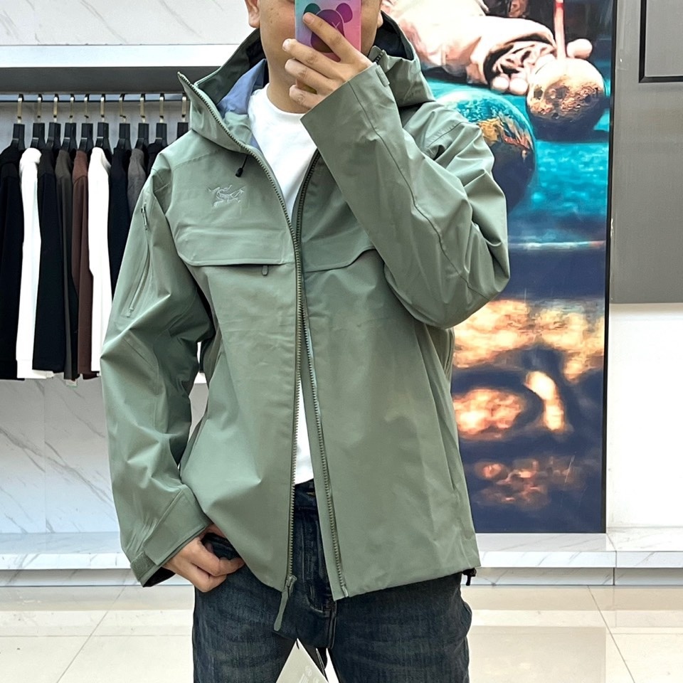 ARC'TERYX 始祖鸟、2025秋冬新品冲锋衣,以极简设计诠释专业户外美学。这款冲锋衣采用高性能防风