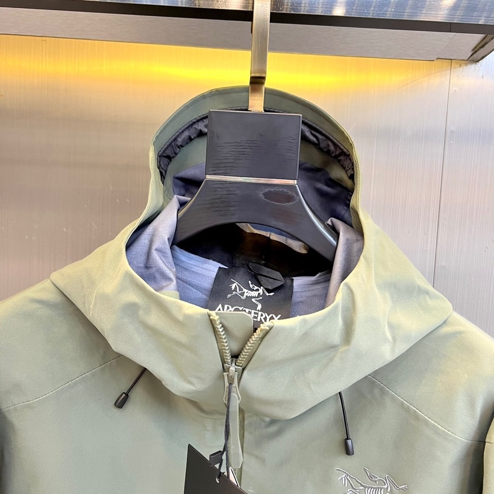 ARC'TERYX 始祖鸟、2025秋冬新品冲锋衣,以极简设计诠释专业户外美学。这款冲锋衣采用高性能防风