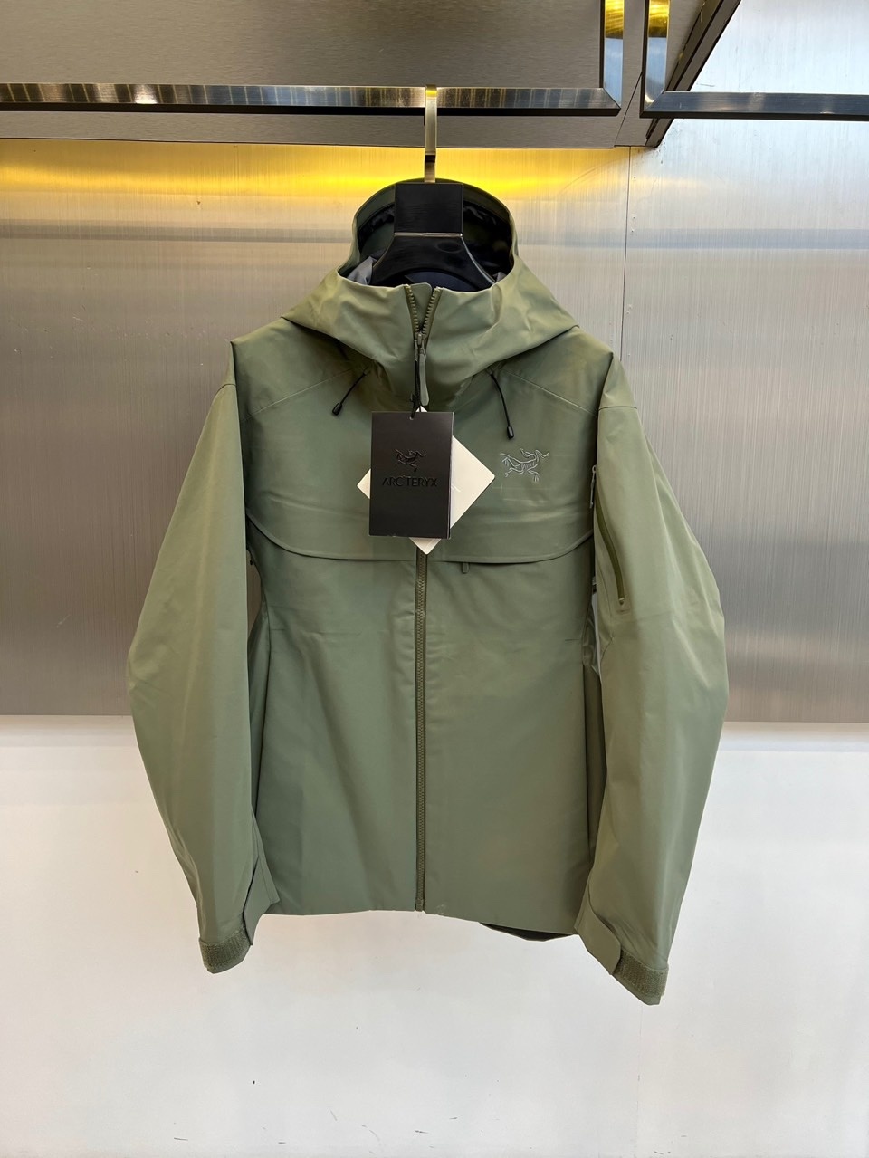 ARC'TERYX 始祖鸟、2025秋冬新品冲锋衣,以极简设计诠释专业户外美学。这款冲锋衣采用高性能防风