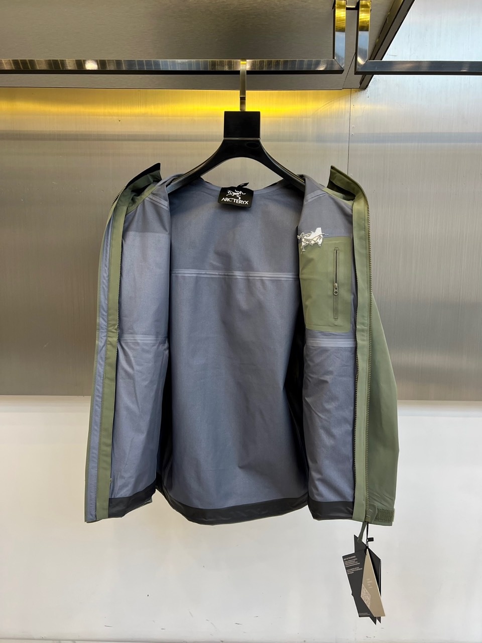 ARC'TERYX 始祖鸟、2025秋冬新品冲锋衣,以极简设计诠释专业户外美学。这款冲锋衣采用高性能防风