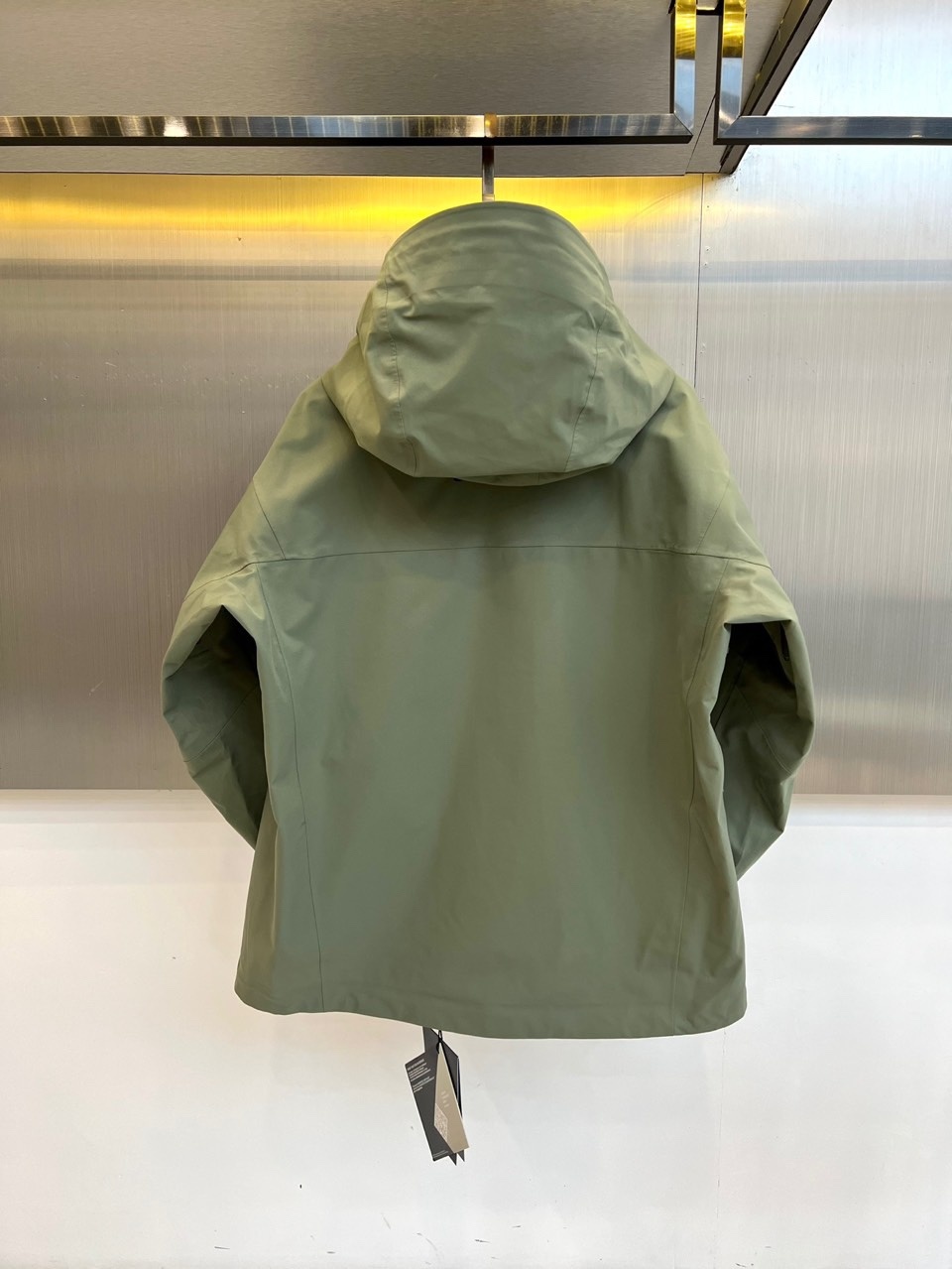 ARC'TERYX 始祖鸟、2025秋冬新品冲锋衣,以极简设计诠释专业户外美学。这款冲锋衣采用高性能防风