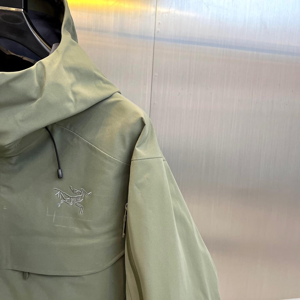 ARC'TERYX 始祖鸟、2025秋冬新品冲锋衣,以极简设计诠释专业户外美学。这款冲锋衣采用高性能防风