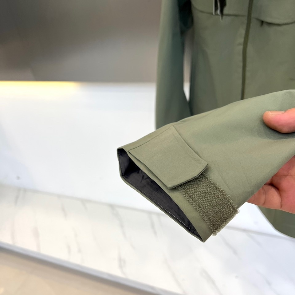 ARC'TERYX 始祖鸟、2025秋冬新品冲锋衣,以极简设计诠释专业户外美学。这款冲锋衣采用高性能防风