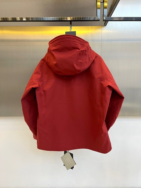 ARC'TERYX 始祖鸟、2025秋冬新品冲锋衣,以极简设计诠释专业户外美学。这款冲锋衣采用高性能防风