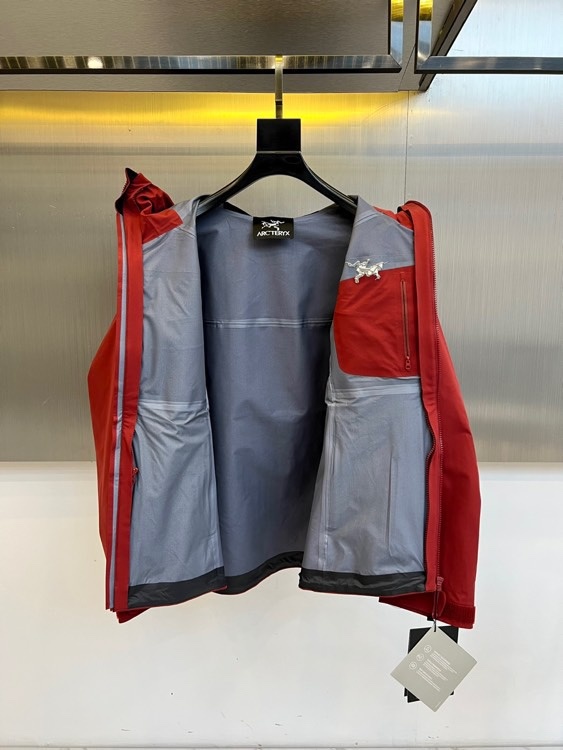 ARC'TERYX 始祖鸟、2025秋冬新品冲锋衣,以极简设计诠释专业户外美学。这款冲锋衣采用高性能防风