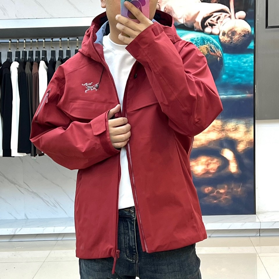 ARC'TERYX 始祖鸟、2025秋冬新品冲锋衣,以极简设计诠释专业户外美学。这款冲锋衣采用高性能防风