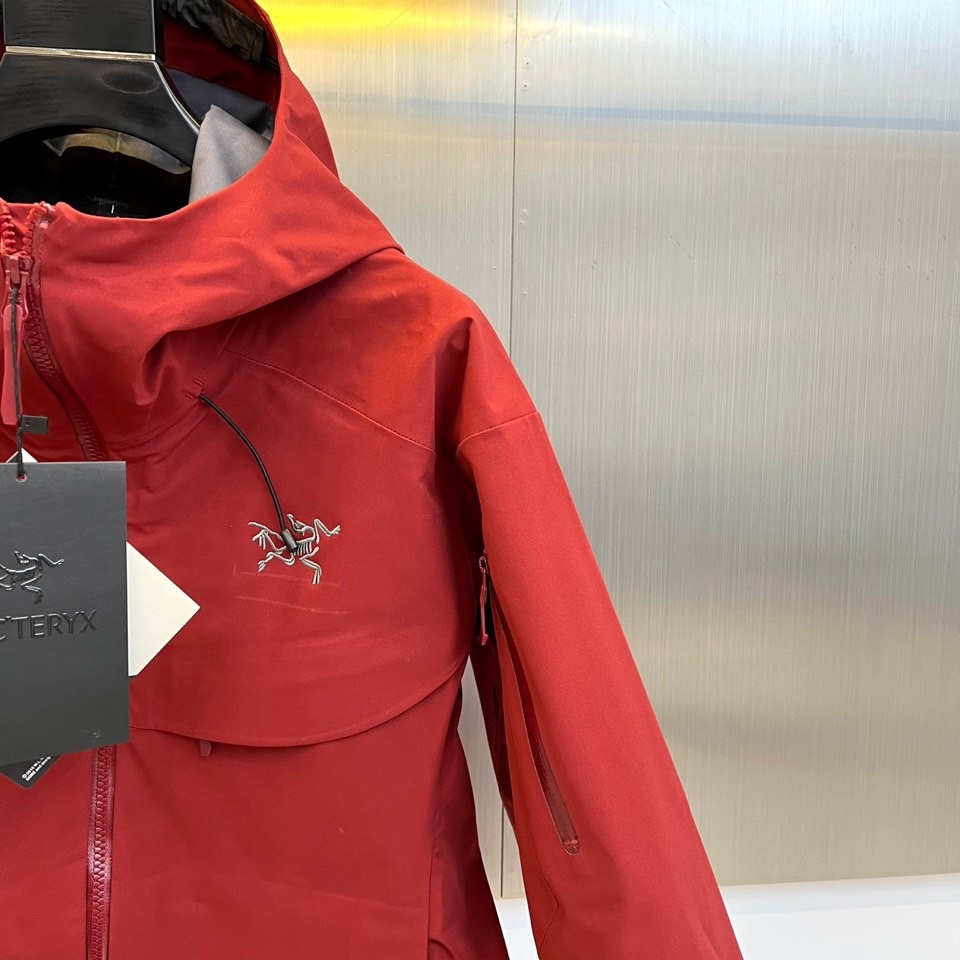 ARC'TERYX 始祖鸟、2025秋冬新品冲锋衣,以极简设计诠释专业户外美学。这款冲锋衣采用高性能防风