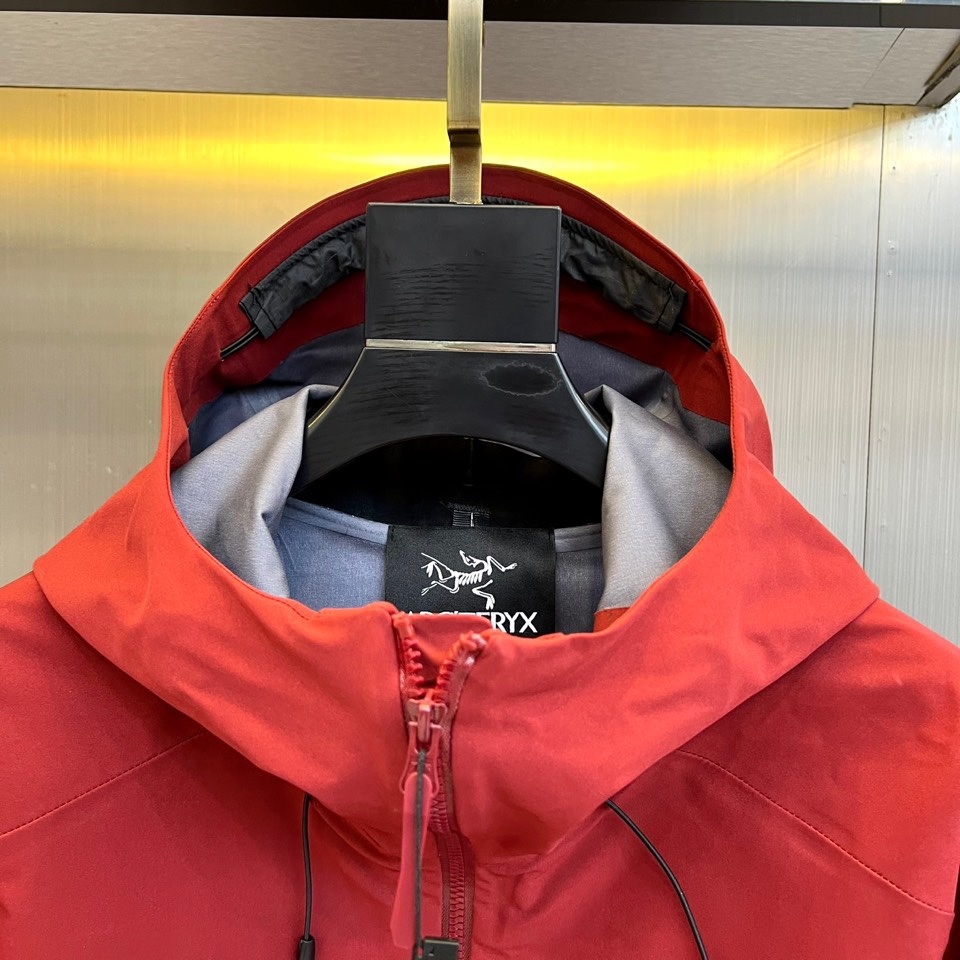 ARC'TERYX 始祖鸟、2025秋冬新品冲锋衣,以极简设计诠释专业户外美学。这款冲锋衣采用高性能防风