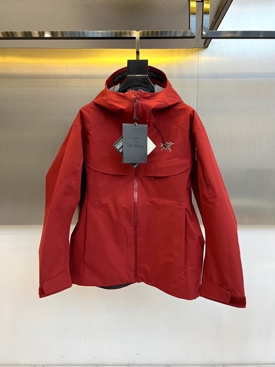 ARC'TERYX 始祖鸟、2025秋冬新品冲锋衣,以极简设计诠释专业户外美学。这款冲锋衣采用高性能防风