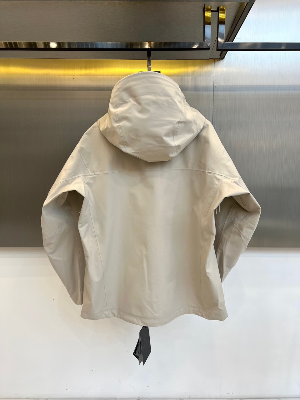 ARC'TERYX 始祖鸟、2025秋冬新品冲锋衣,以极简设计诠释专业户外美学。这款冲锋衣采用高性能防风