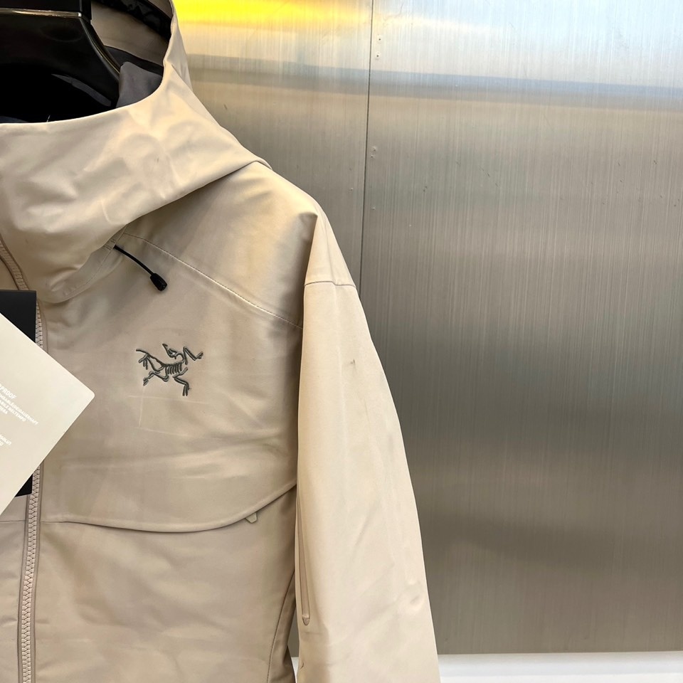 ARC'TERYX 始祖鸟、2025秋冬新品冲锋衣,以极简设计诠释专业户外美学。这款冲锋衣采用高性能防风